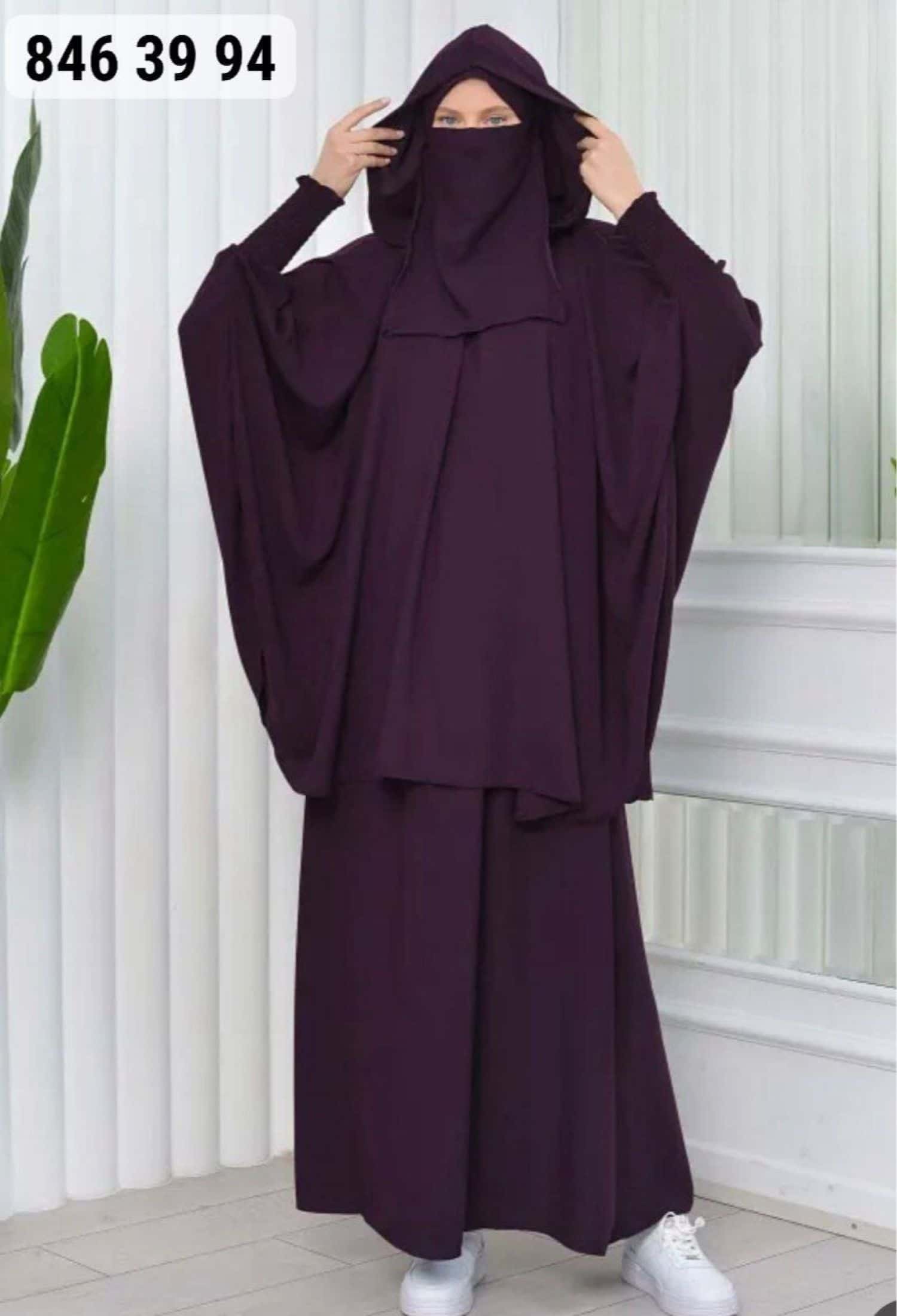 عنابي غامق